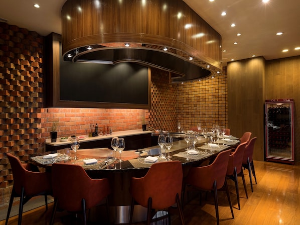 2 restaurants, breakfast served - Art Hotel Hirosaki City (Hirosaki)