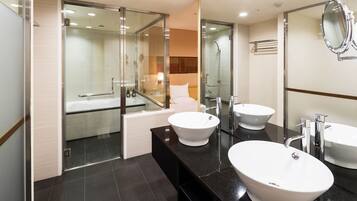 Combined shower/bathtub, free toiletries, hair dryer, slippers