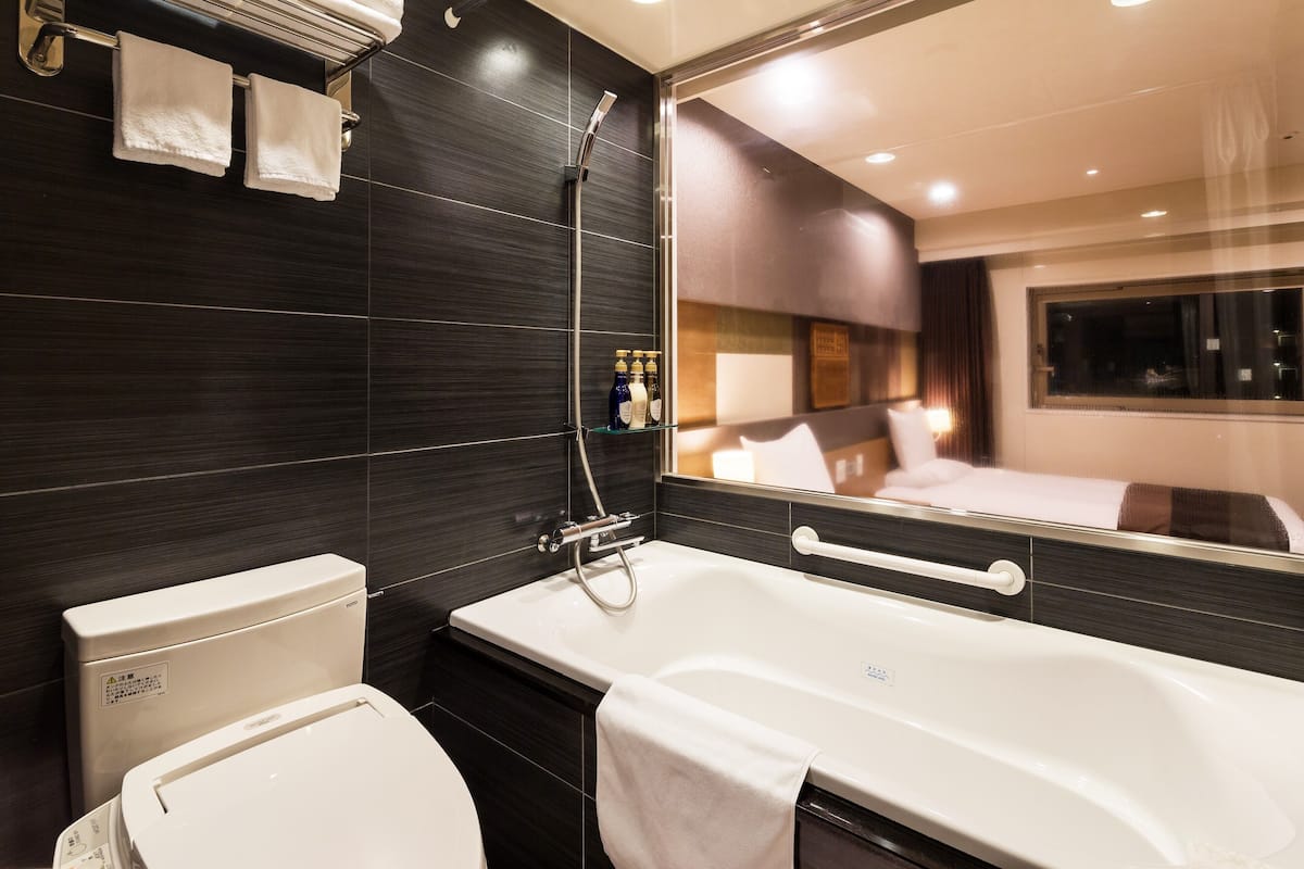 combined shower/bathtub, free toiletries, hair dryer, slippers