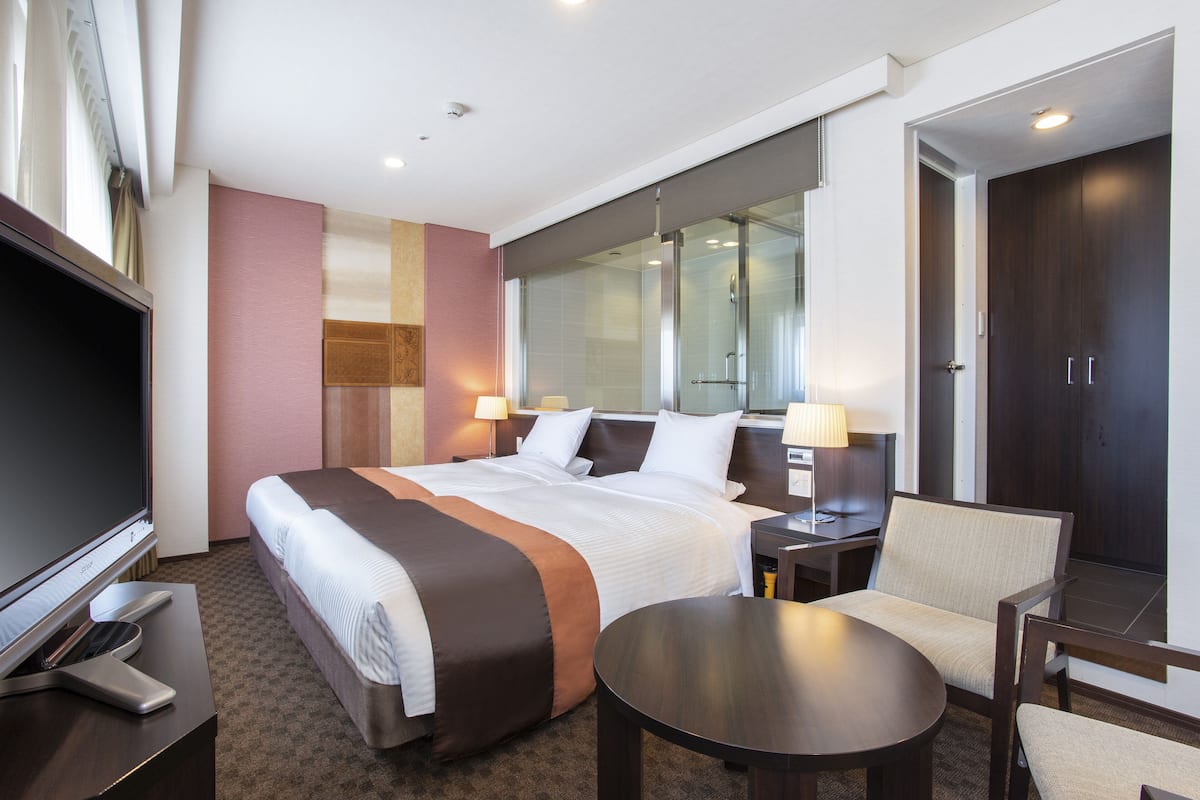 Deluxe Hollywood Twin, Non Smoking | 1 bedroom, premium bedding, in-room safe, desk