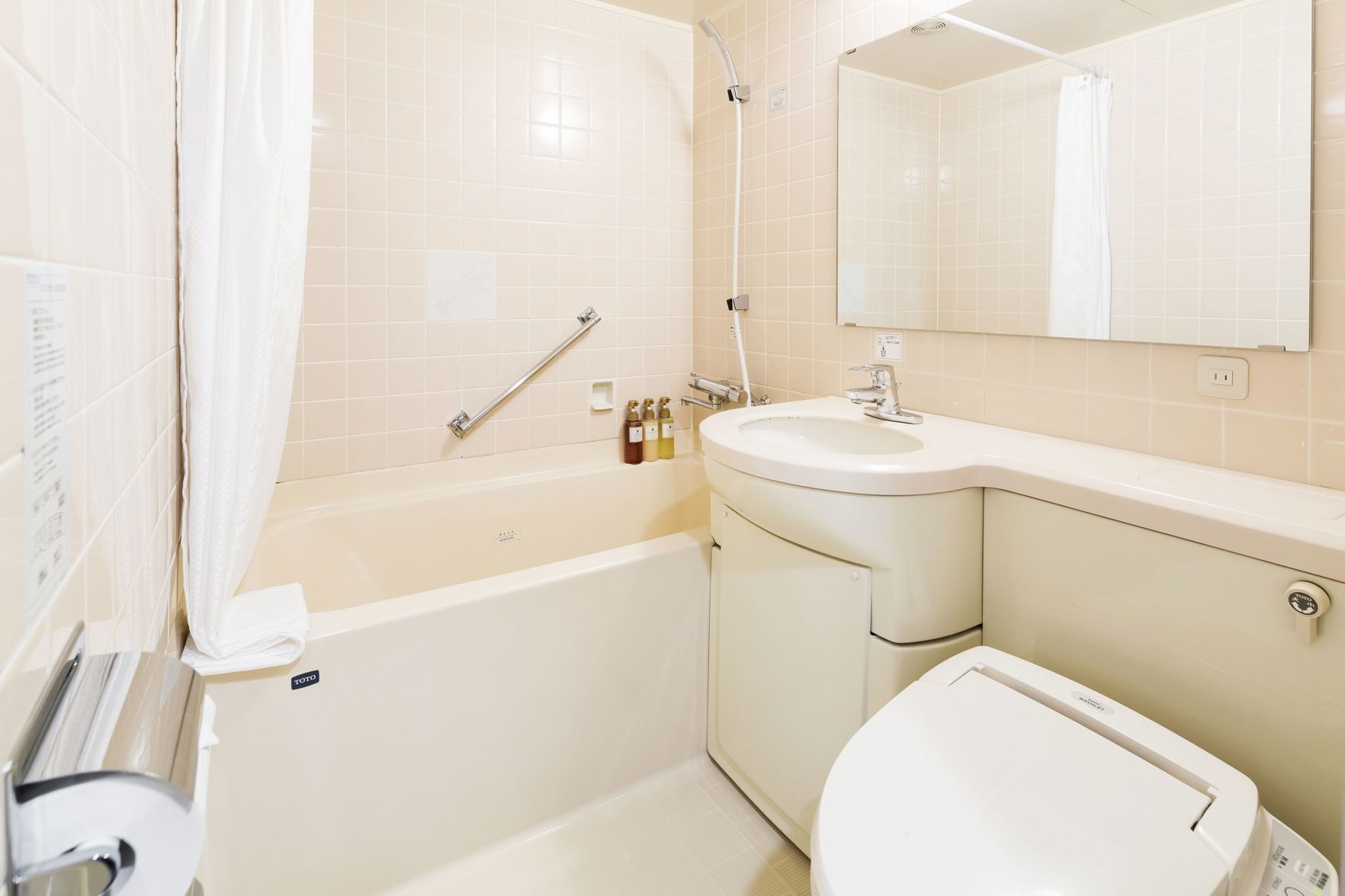 Baño | Tina con regadera, amenidades de baño gratuitas, secadora de cabello 