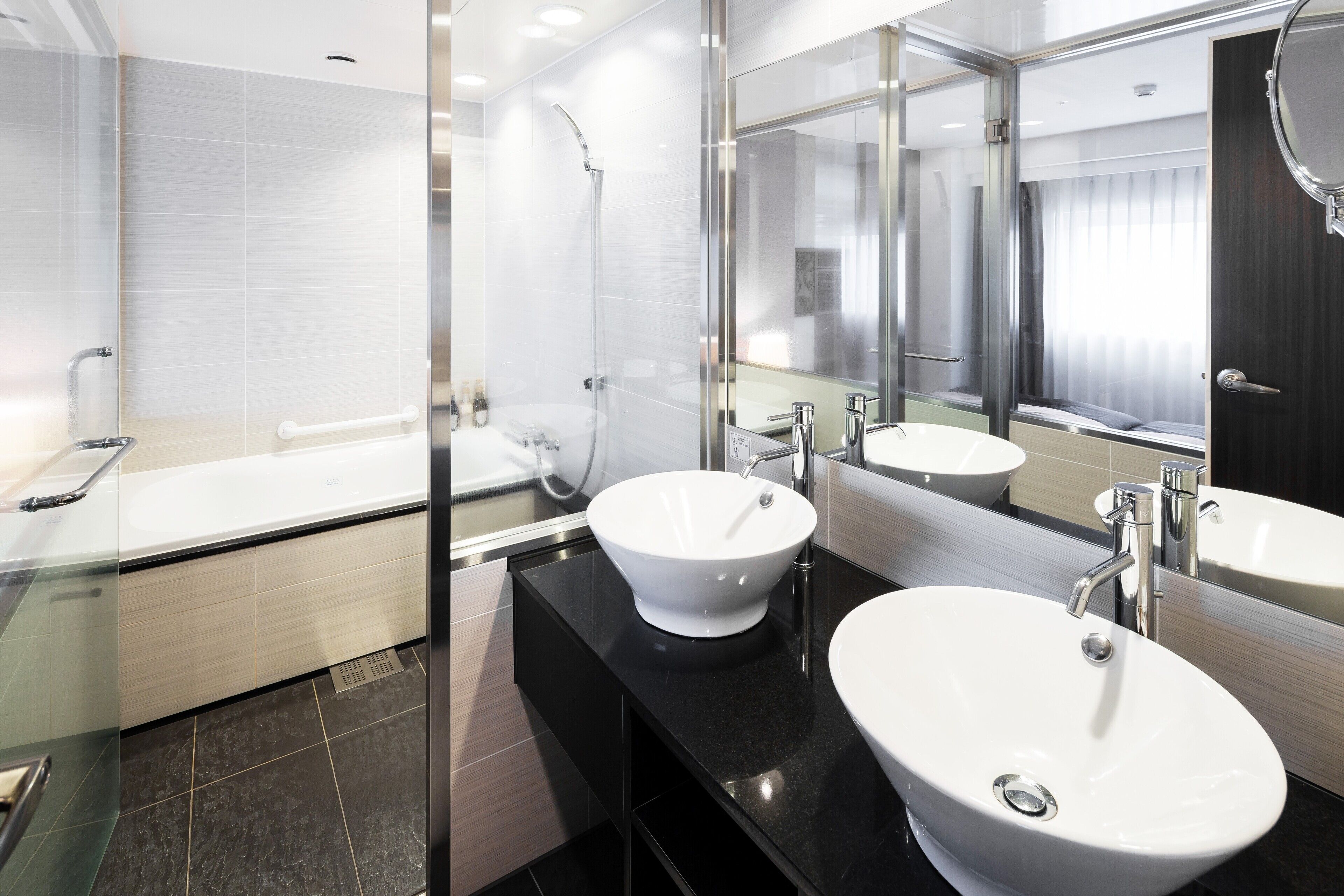 deluxe hollywood twin, non smoking		 | bathroom | combined shower/bathtub, free toiletries, hair dryer, slippers