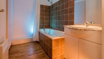 2 bedroom apartment with sleeping alcove for 8 | Bathroom | Combined shower/tub