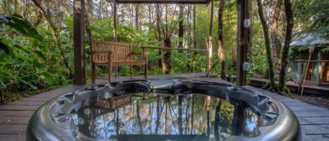 Outdoor spa tub