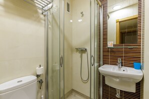 Een douche, gratis toiletartikelen, een haardroger, handdoeken