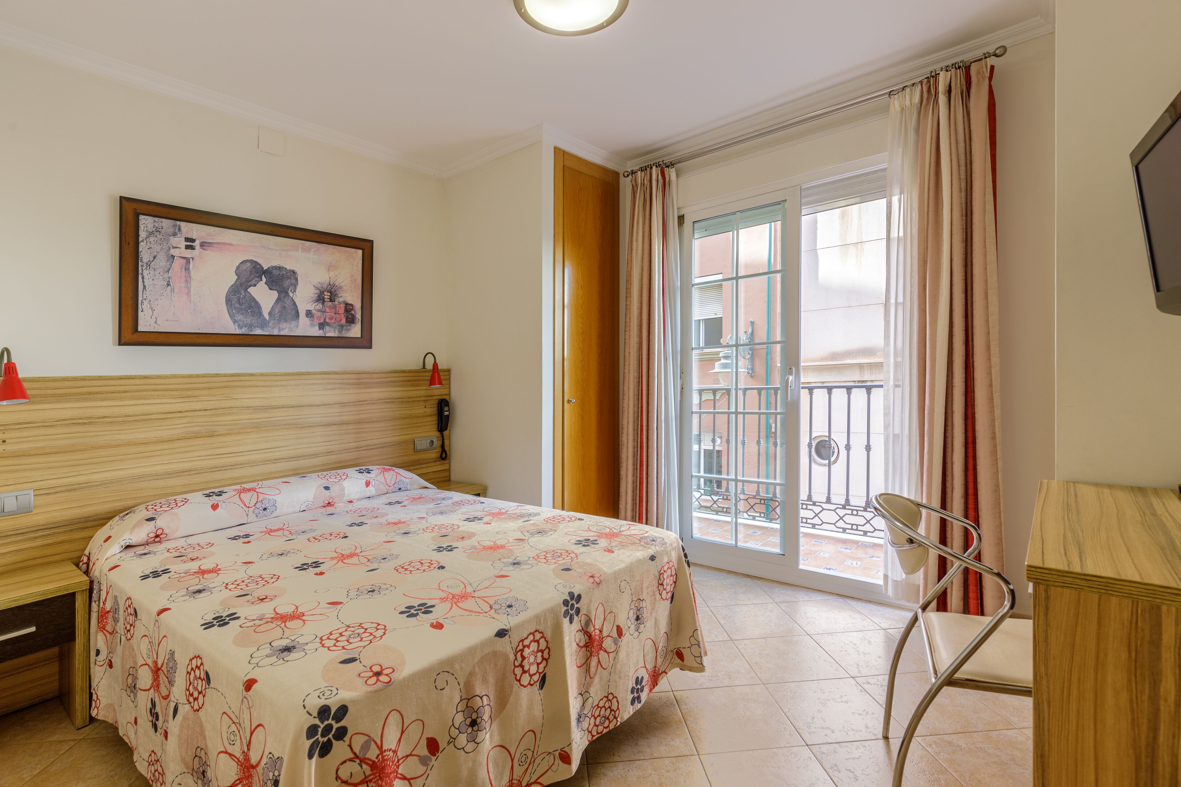 desk, soundproofing, free wifi, bed sheets