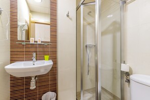 Douche, articles de toilette gratuits, sèche-cheveux