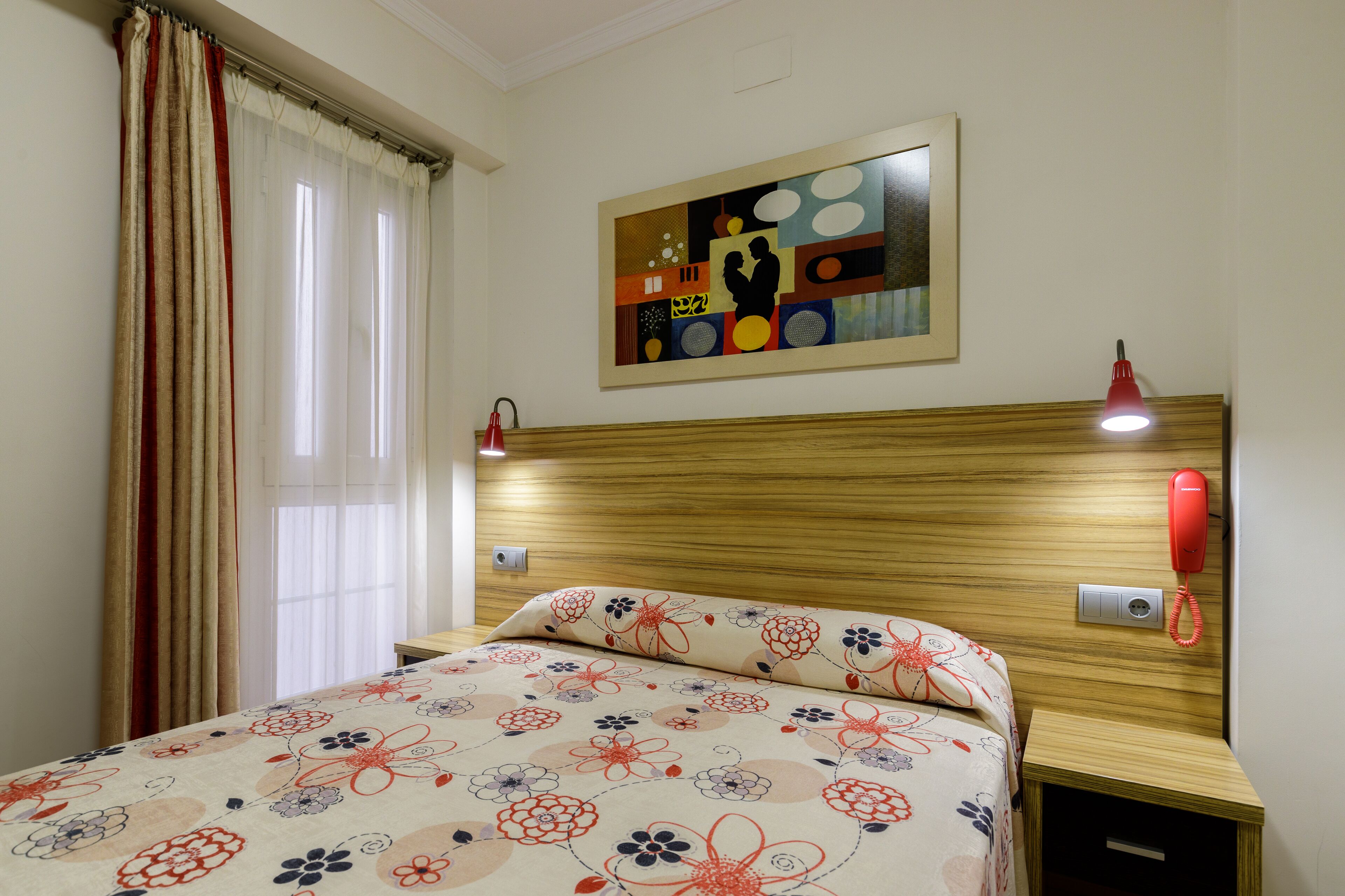 basic double or twin room | desk, soundproofing, free wifi, bed sheets