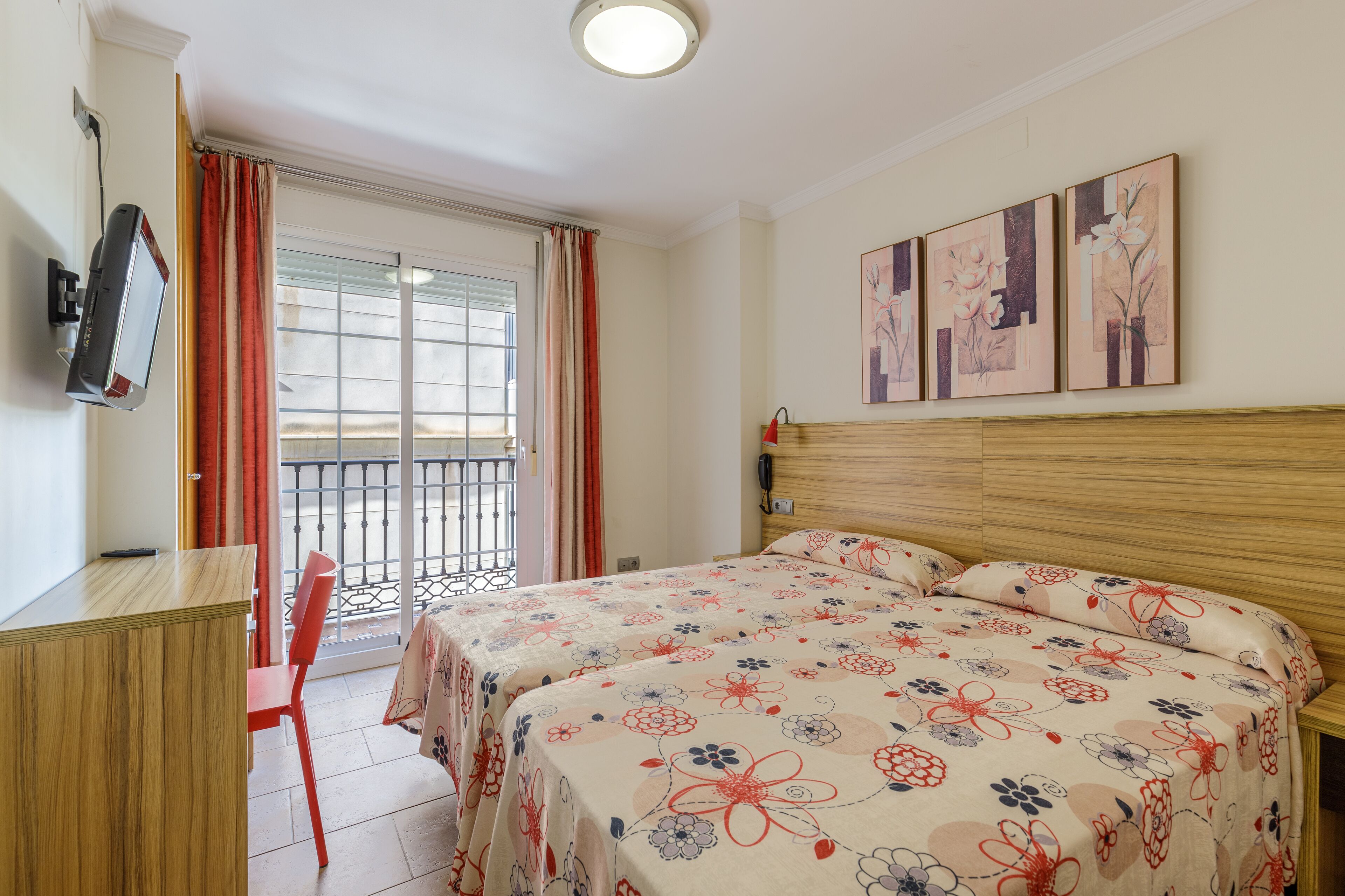 Basic Double Room | Desk, soundproofing, free WiFi, bed sheets