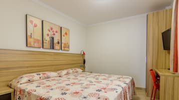 Escritorio, sistema de insonorización, wifi gratis y ropa de cama
