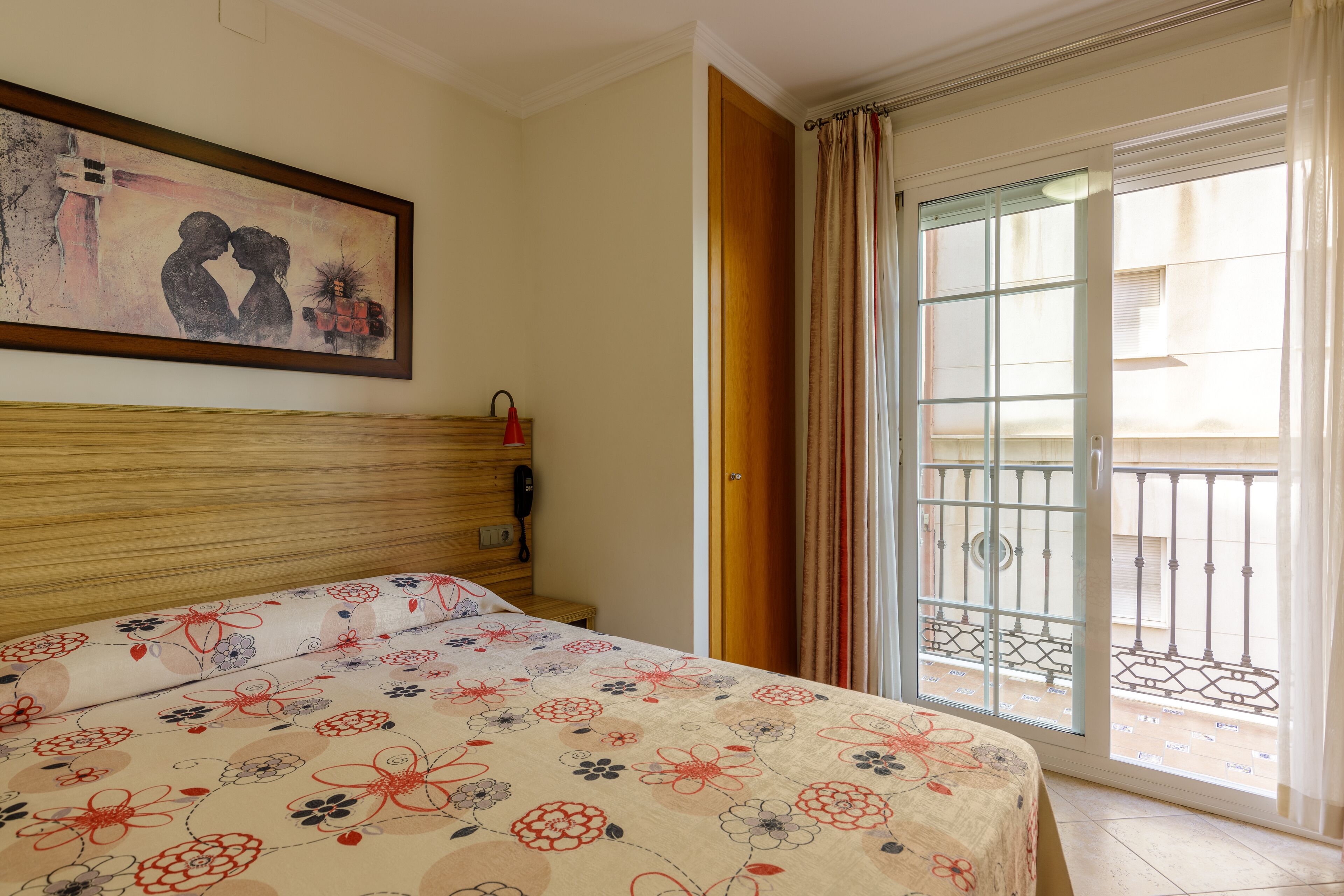 basic double room | desk, soundproofing, free wifi, bed sheets