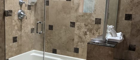 Suite, 1 cama King size, hidromasaje | Regadera en el baño