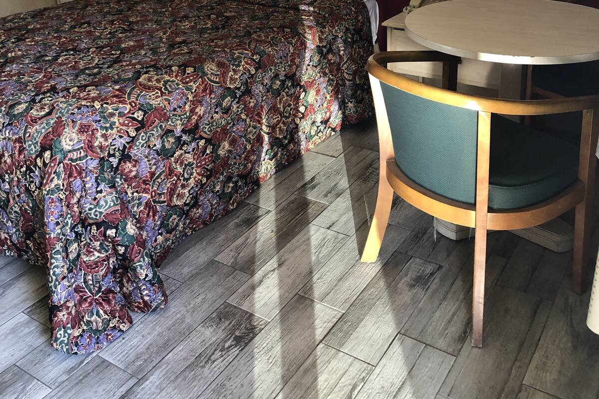 Room, 1 Queen Bed, Smoking | Iron/ironing board, WiFi (free), alarm clocks, bed sheets