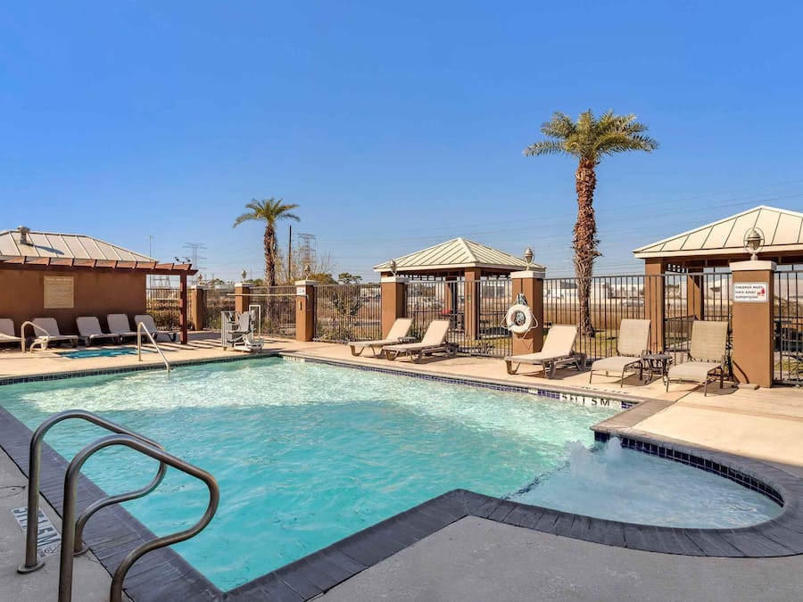 Una piscina al aire libre de temporada