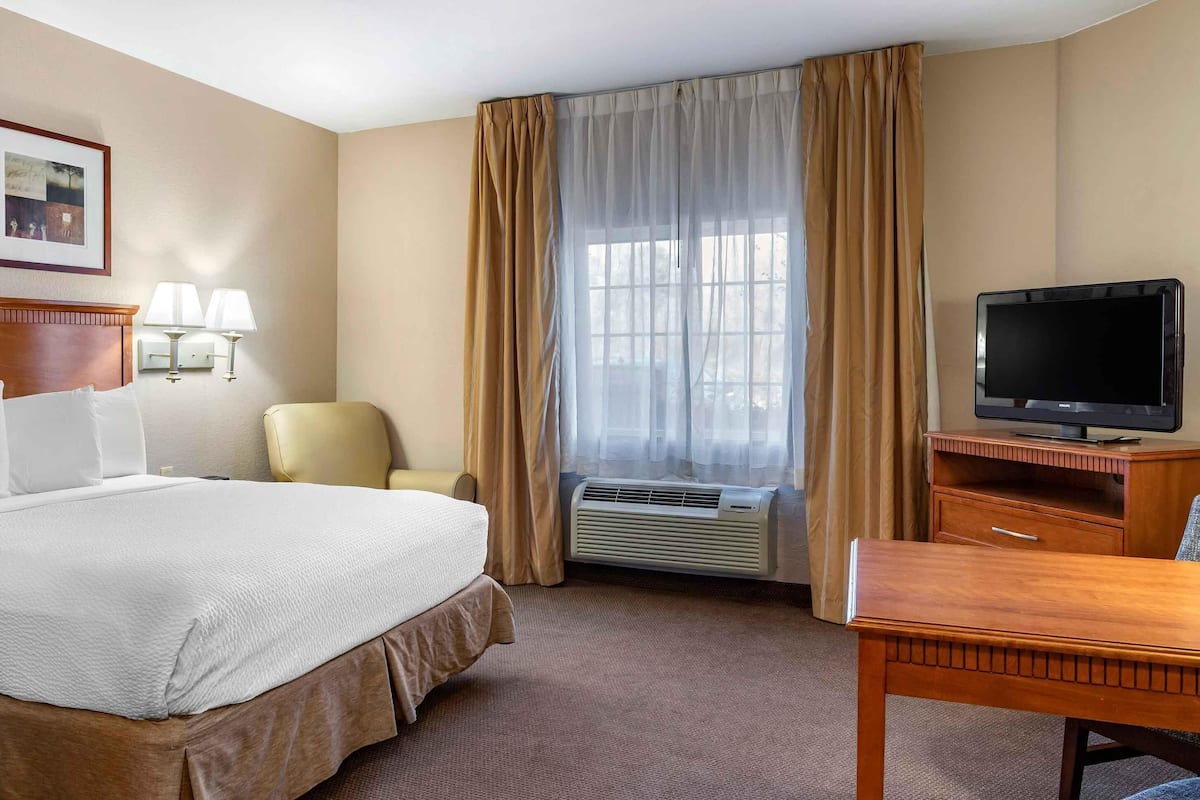 In-room safe, desk, laptop workspace, iron/ironing board