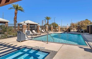 Een seizoensgebonden buitenzwembad