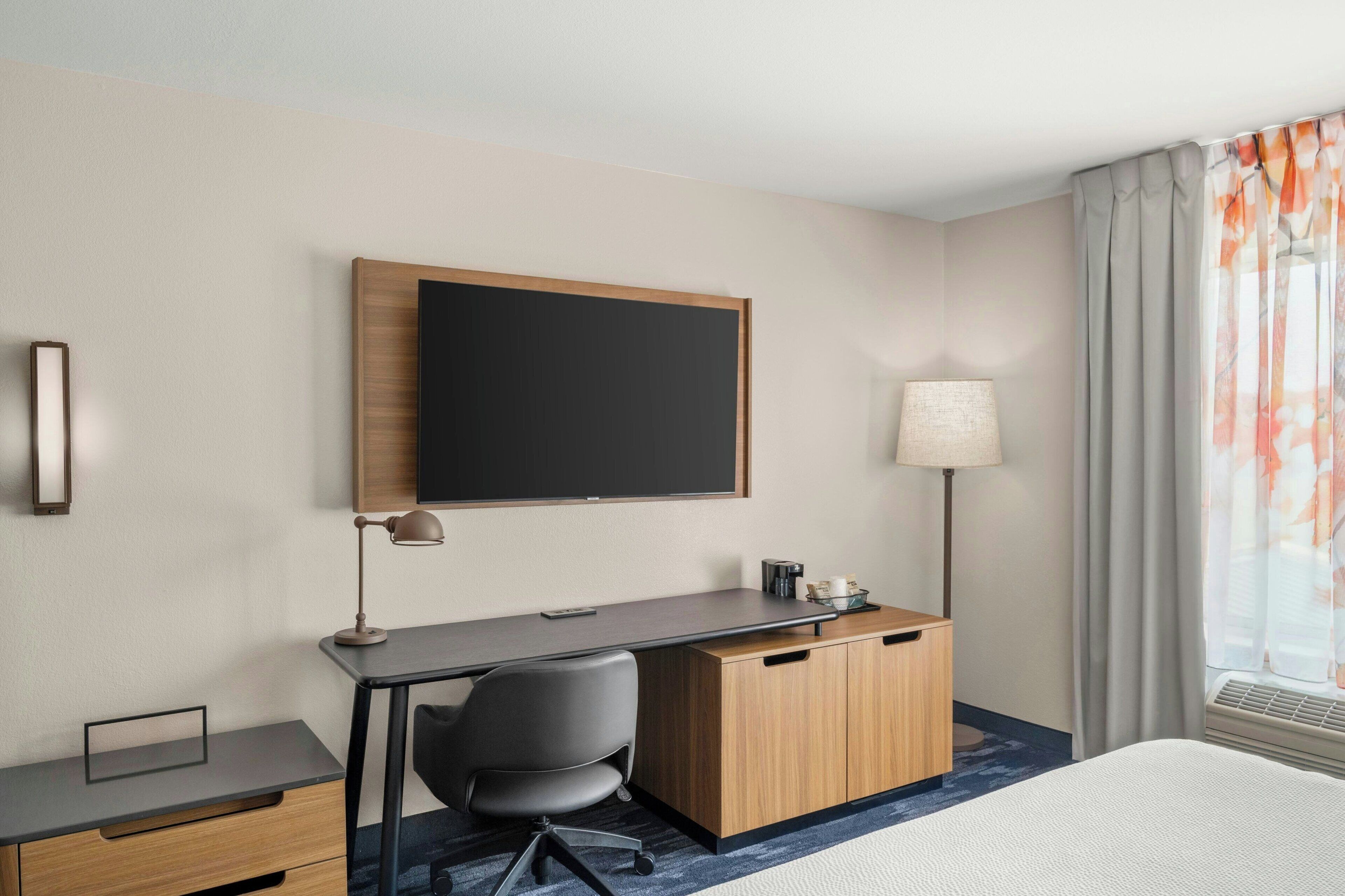 room, 1 king bed, non smoking | 1 bedroom, down duvets, in-room safe, desk