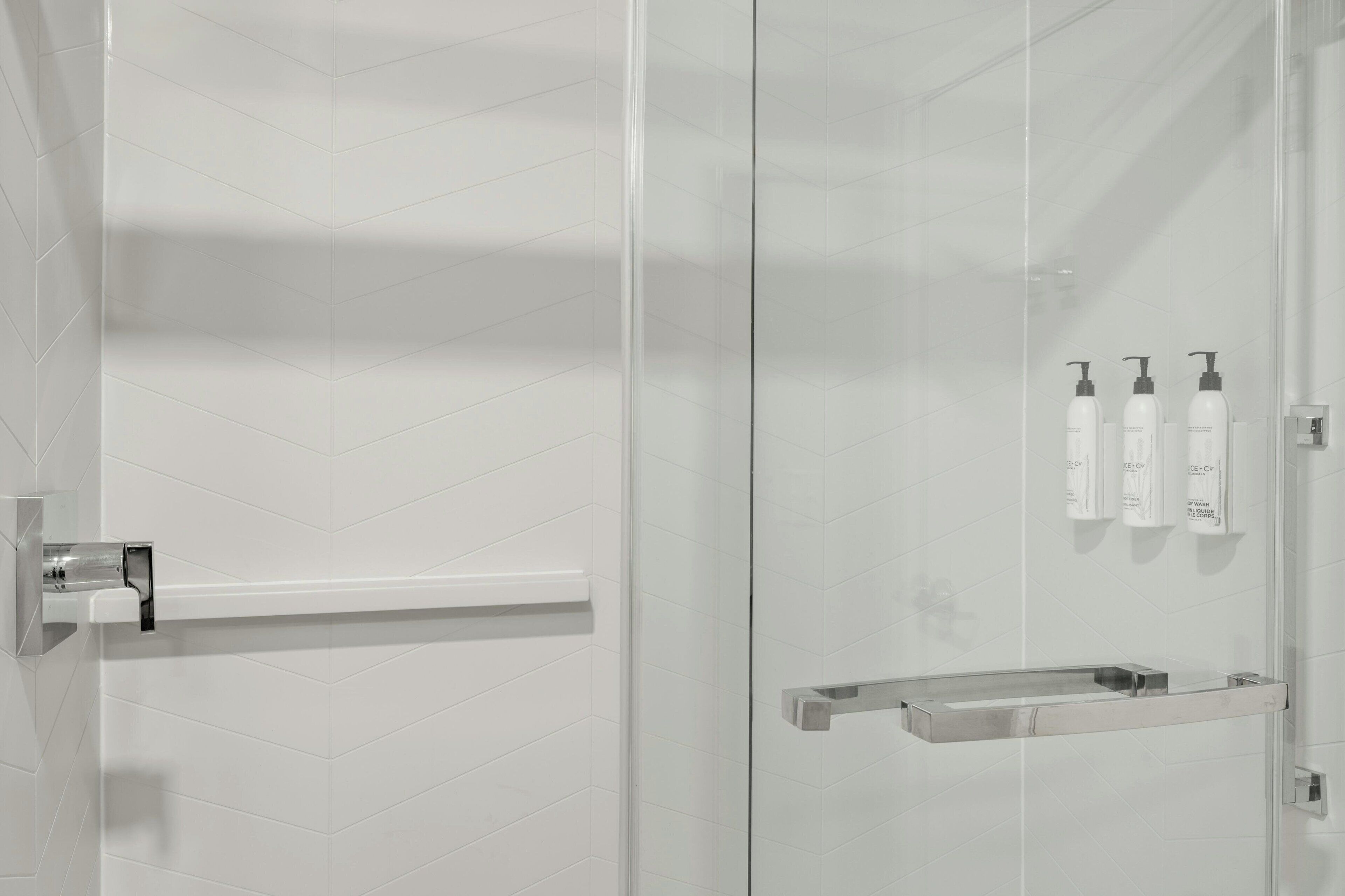 combined shower/bathtub, hair dryer, towels