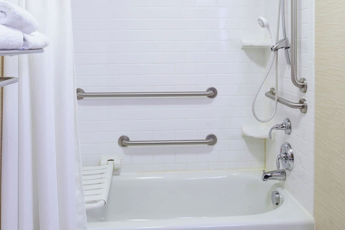 Combined shower/tub, hair dryer, towels