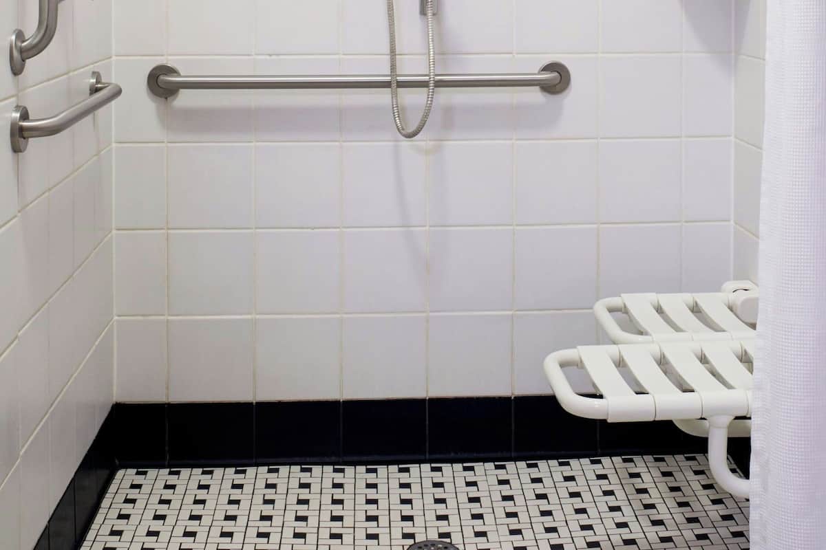 Combined shower/tub, hair dryer, towels