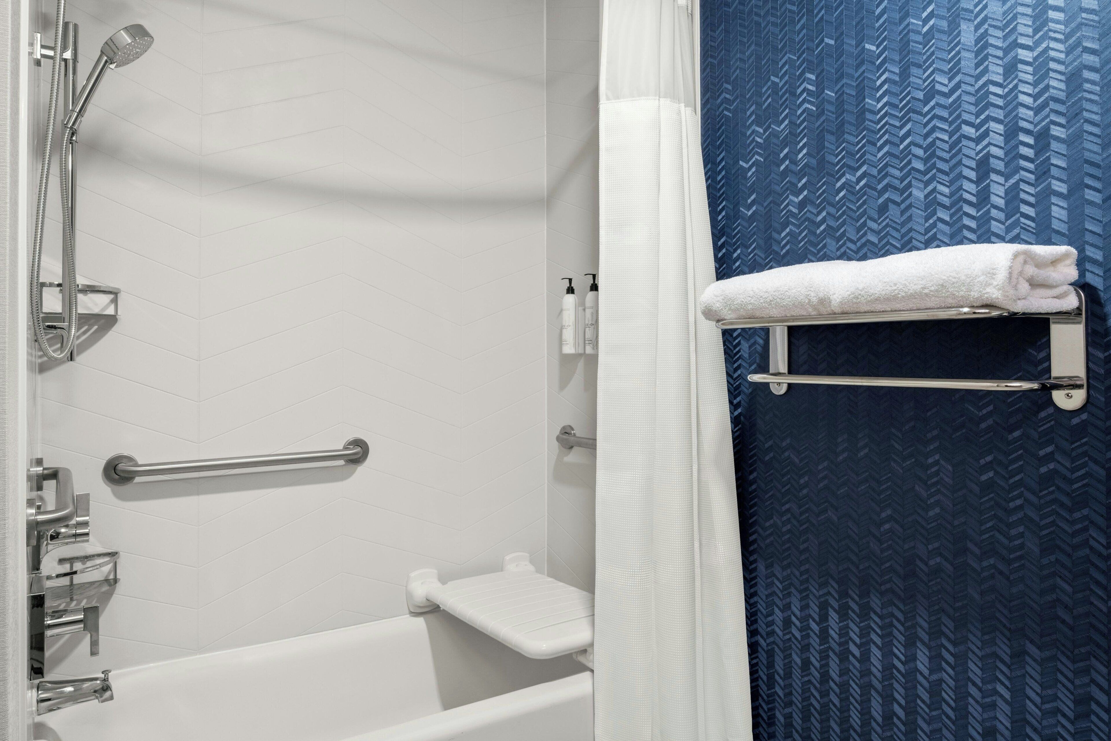 combined shower/bathtub, hair dryer, towels
