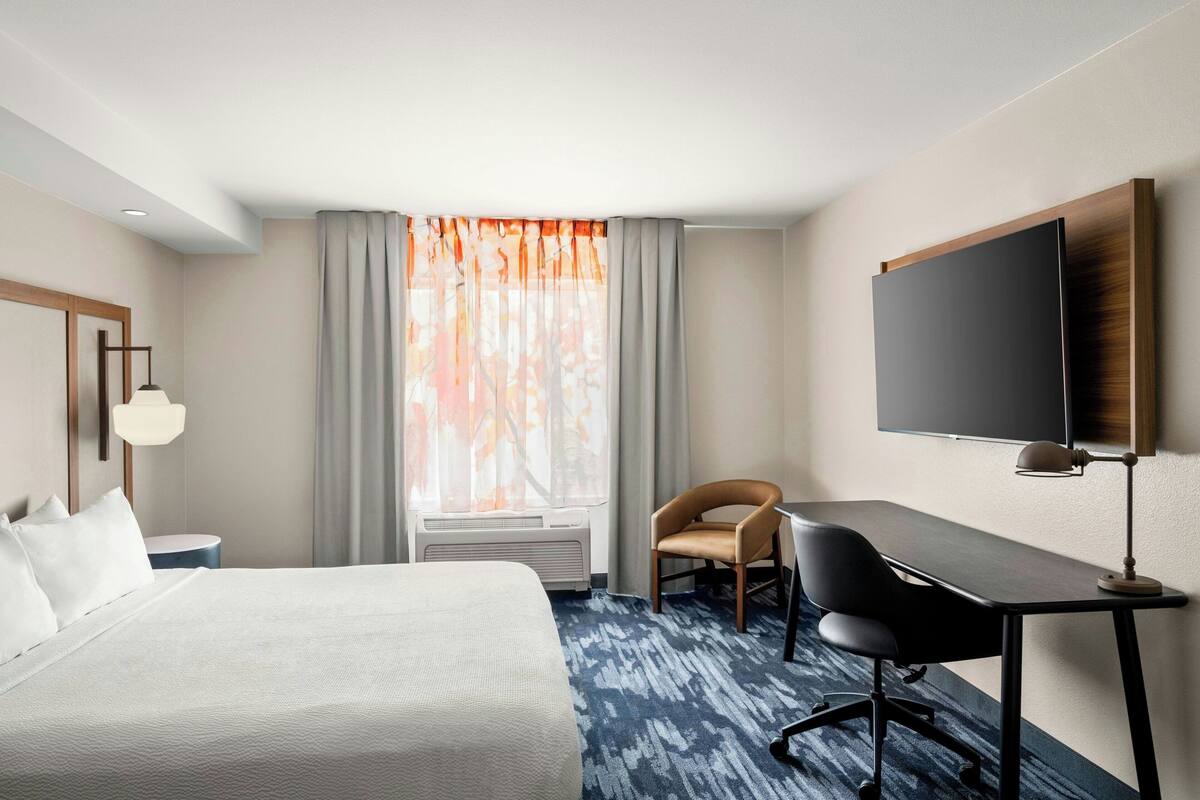 Down duvets, in-room safe, desk, iron/ironing board