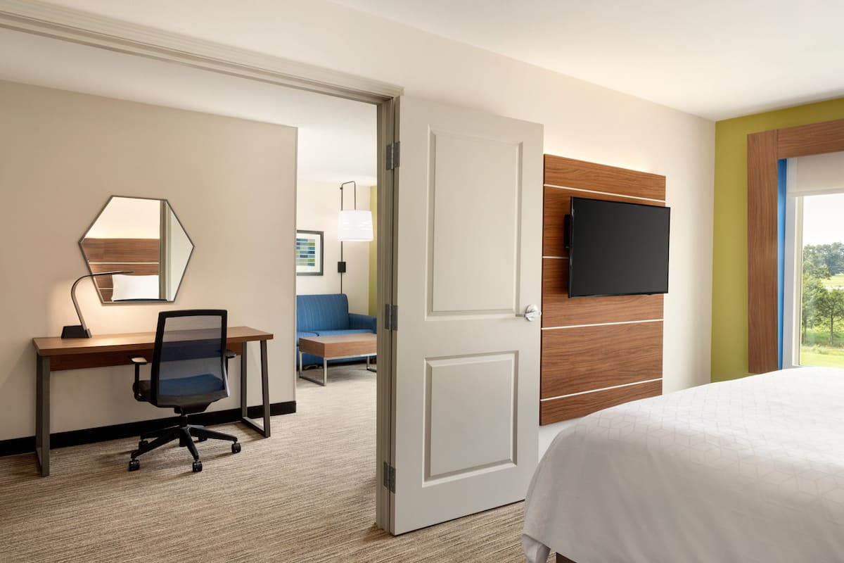 Suite, 1 Bedroom | Meja, ruang kerja komputer riba, langsir/tirai gelap terus