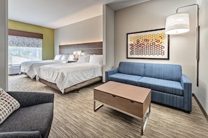 Sviitti, useita sänkyjä | Pillowtop-patjalliset sängyt, työpöytä