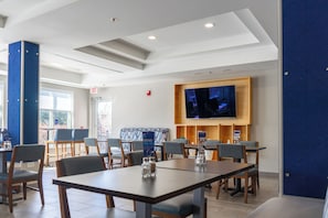Free daily buffet breakfast - Holiday Inn Express Hotel & Suites, a Lake Zurich-Barrington by IHG (Lake Zurich)