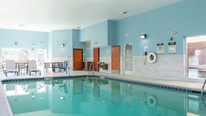 A swimming pool with clear water, surrounded by lounge chairs and a sunbed area. - Holiday Inn Express Hotel & Suites, a Lake Zurich-Barrington by IHG (Lake Zurich)