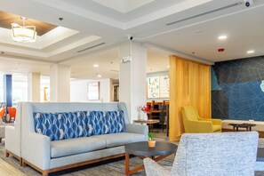 Lobby sitting area - Holiday Inn Express Hotel & Suites, a Lake Zurich-Barrington by IHG (Lake Zurich)