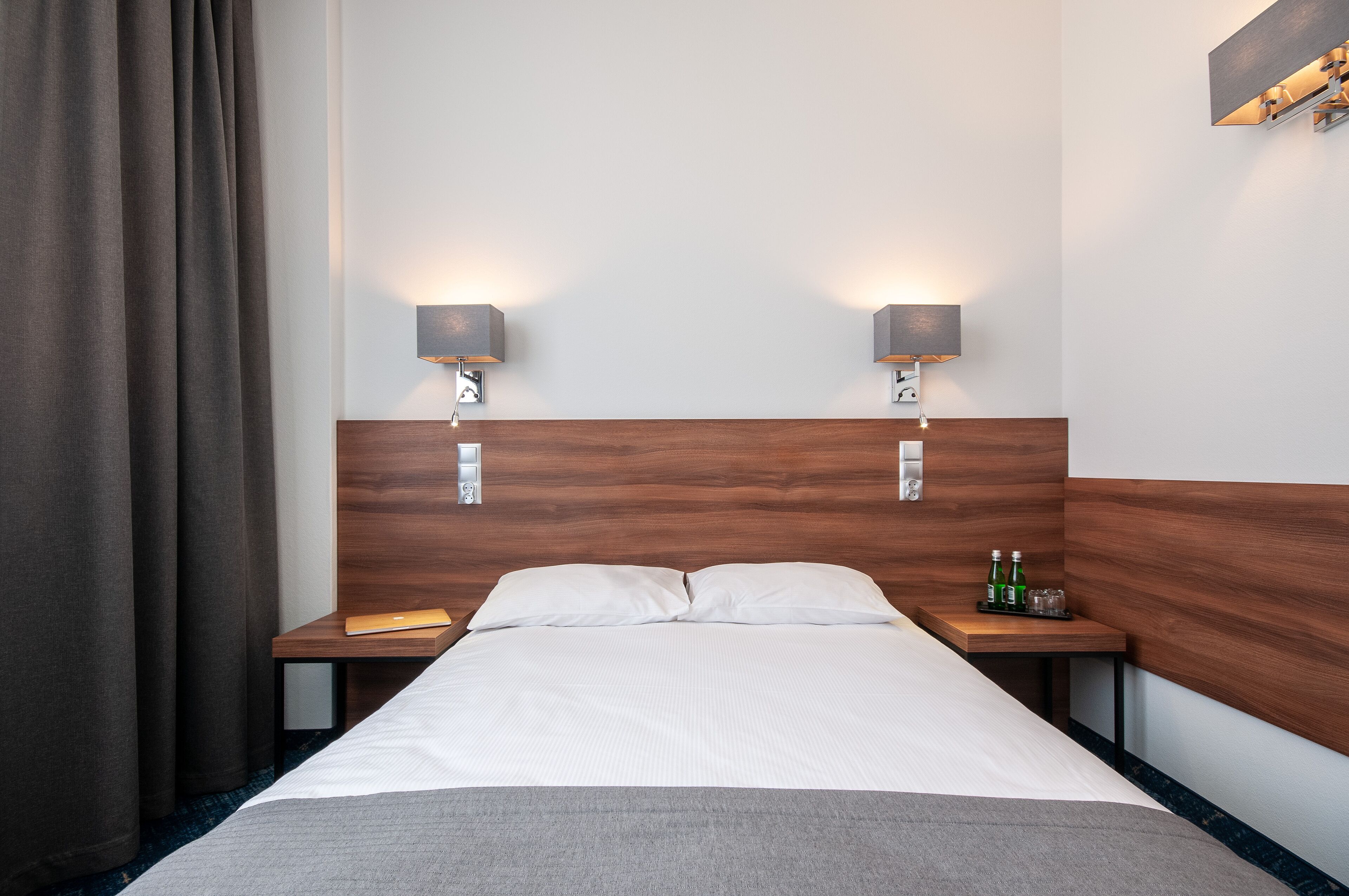 1 bedroom, desk, free wifi, bed sheets