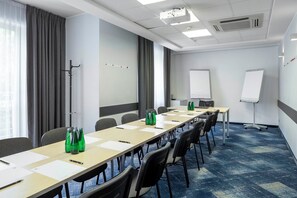 A conference room with a long table, chairs, a whiteboard, and a projector. - Hotel Oliwski (Gdansk)