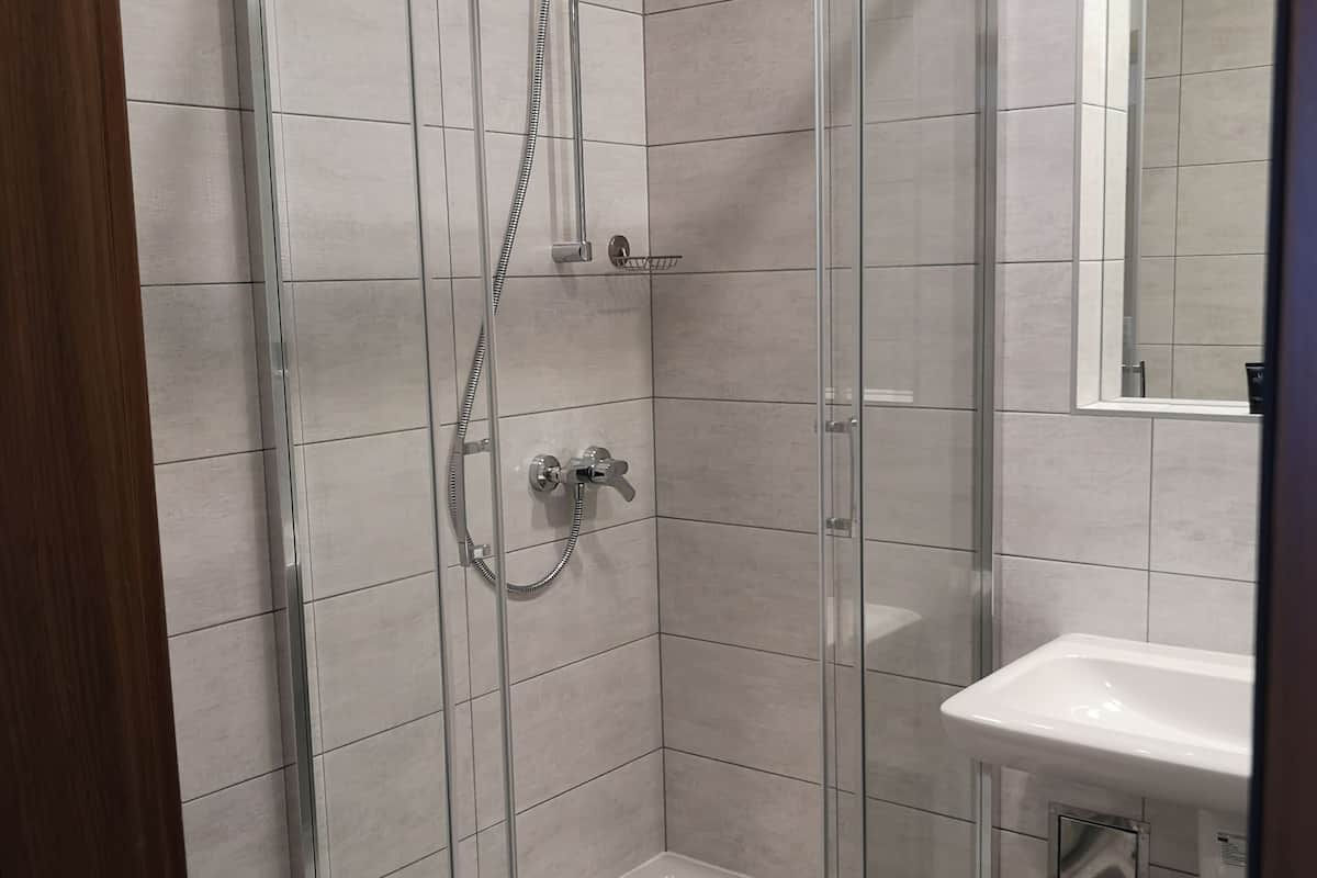 free toiletries, towels