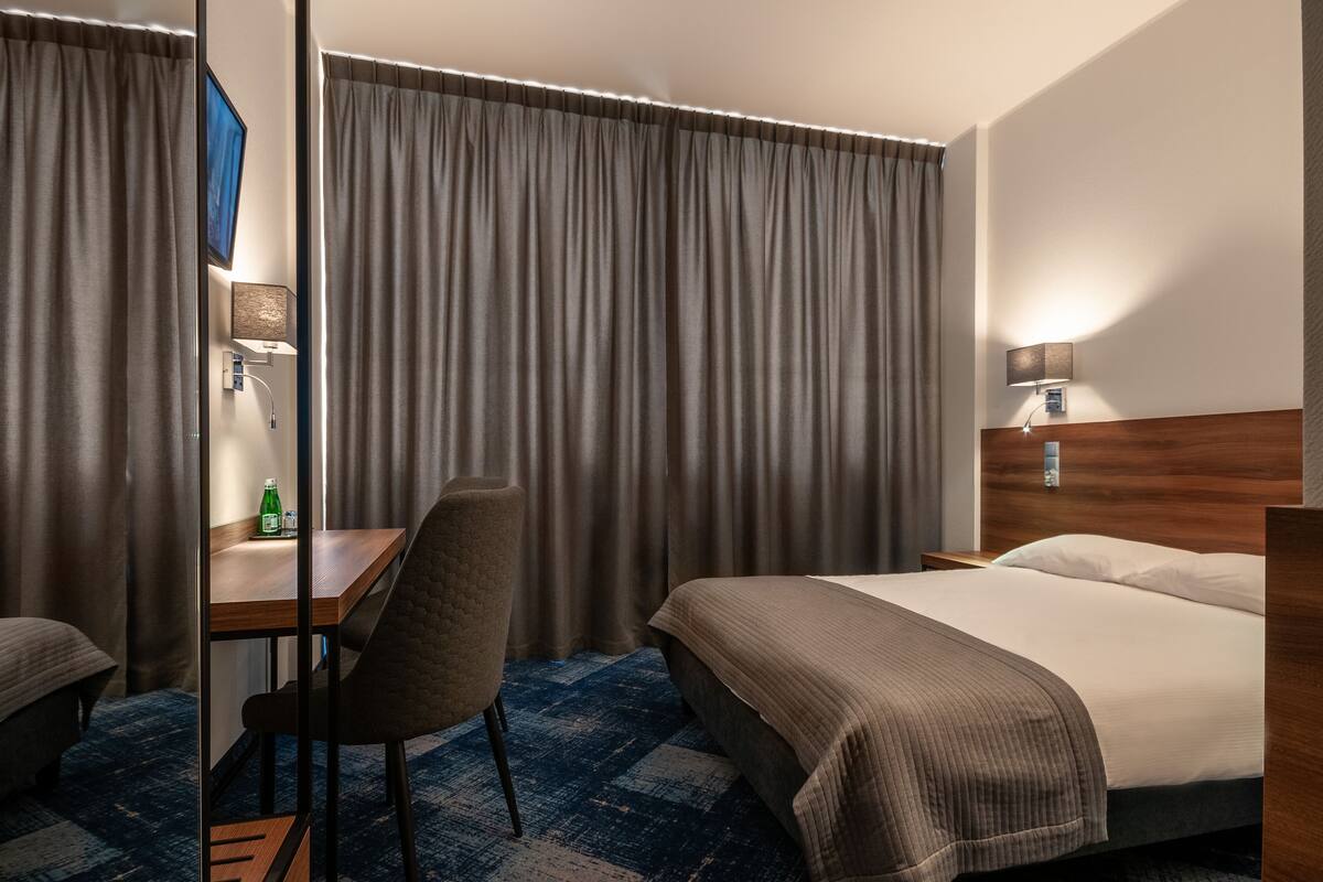 1 bedroom, desk, free wifi, bed sheets