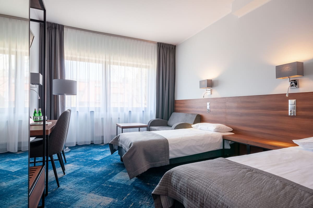Habitación Confort con 2 camas individuales | 1 dormitorio, escritorio, wifi gratis y ropa de cama