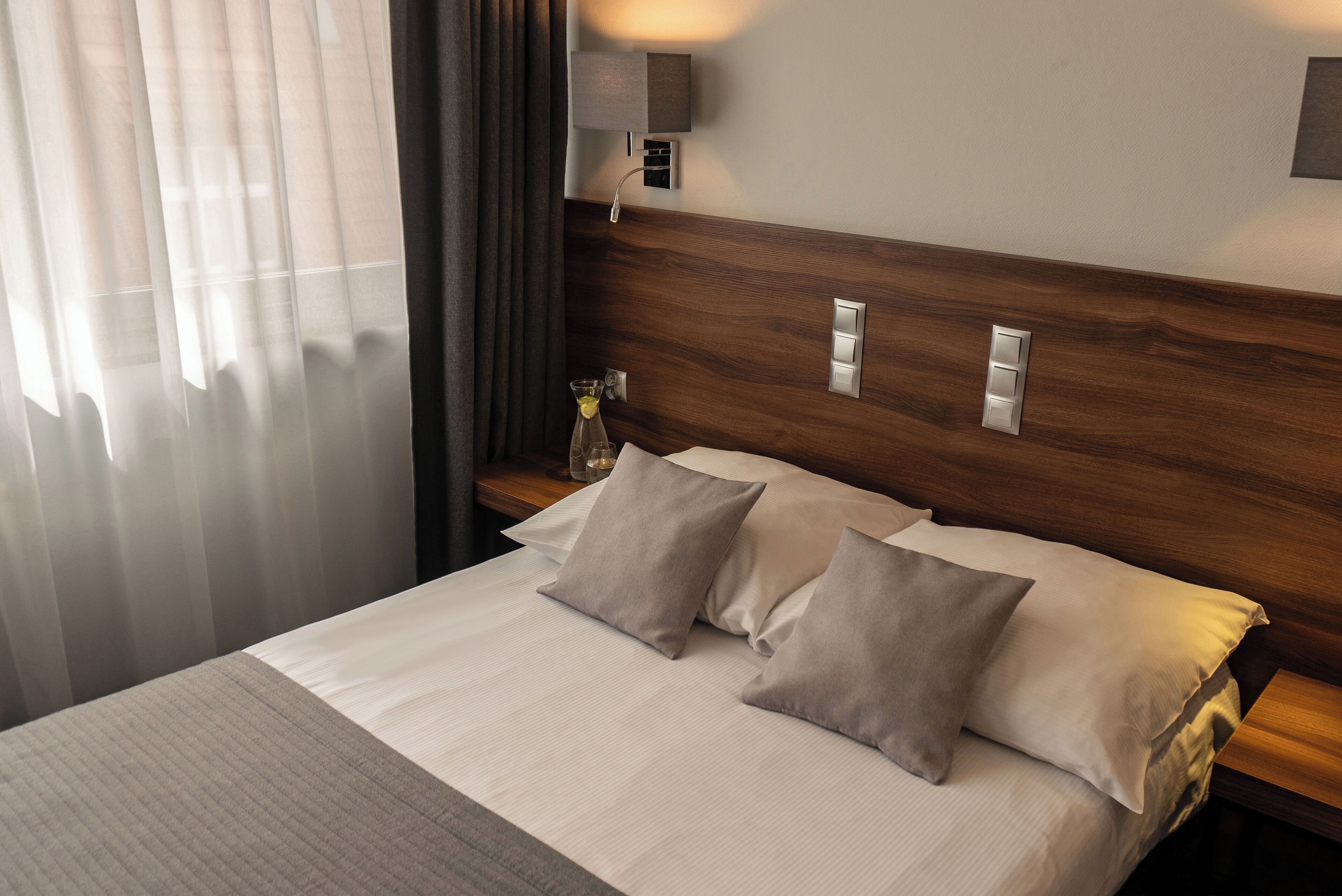 1 bedroom, desk, free wifi, bed sheets