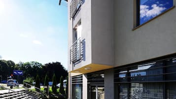 Vista frontal de la propiedad