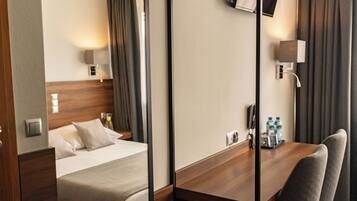 1 bedroom, desk, free WiFi, bed sheets