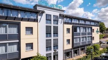 Ein mehrstöckiges Hotelgebäude mit großen Fenstern und einem Schild, das es als Hotel kennzeichnet.
