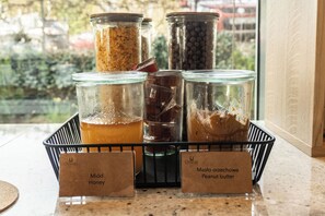 A tray with jars of honey and peanut butter, labeled with their names. - Hotel Oliwski (Gdansk)
