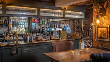 2 bars/lounges