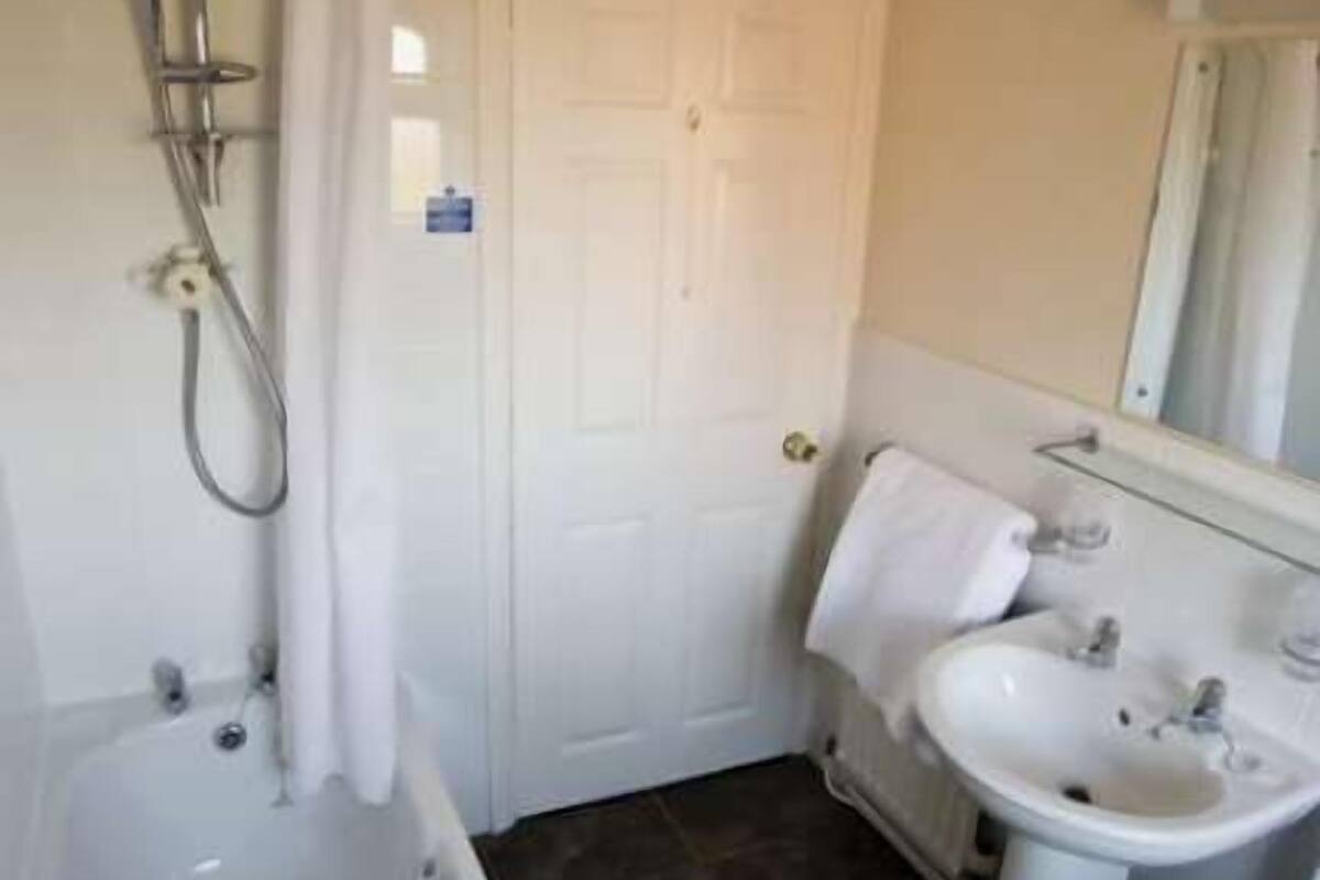 combined shower/bathtub, free toiletries, hair dryer, towels