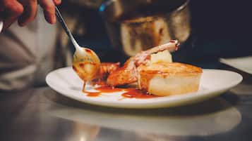 Un plato con un alimento y una cuchara.