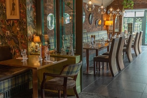 Petit déjeuner et déjeuner servis sur place, restauration en plein air