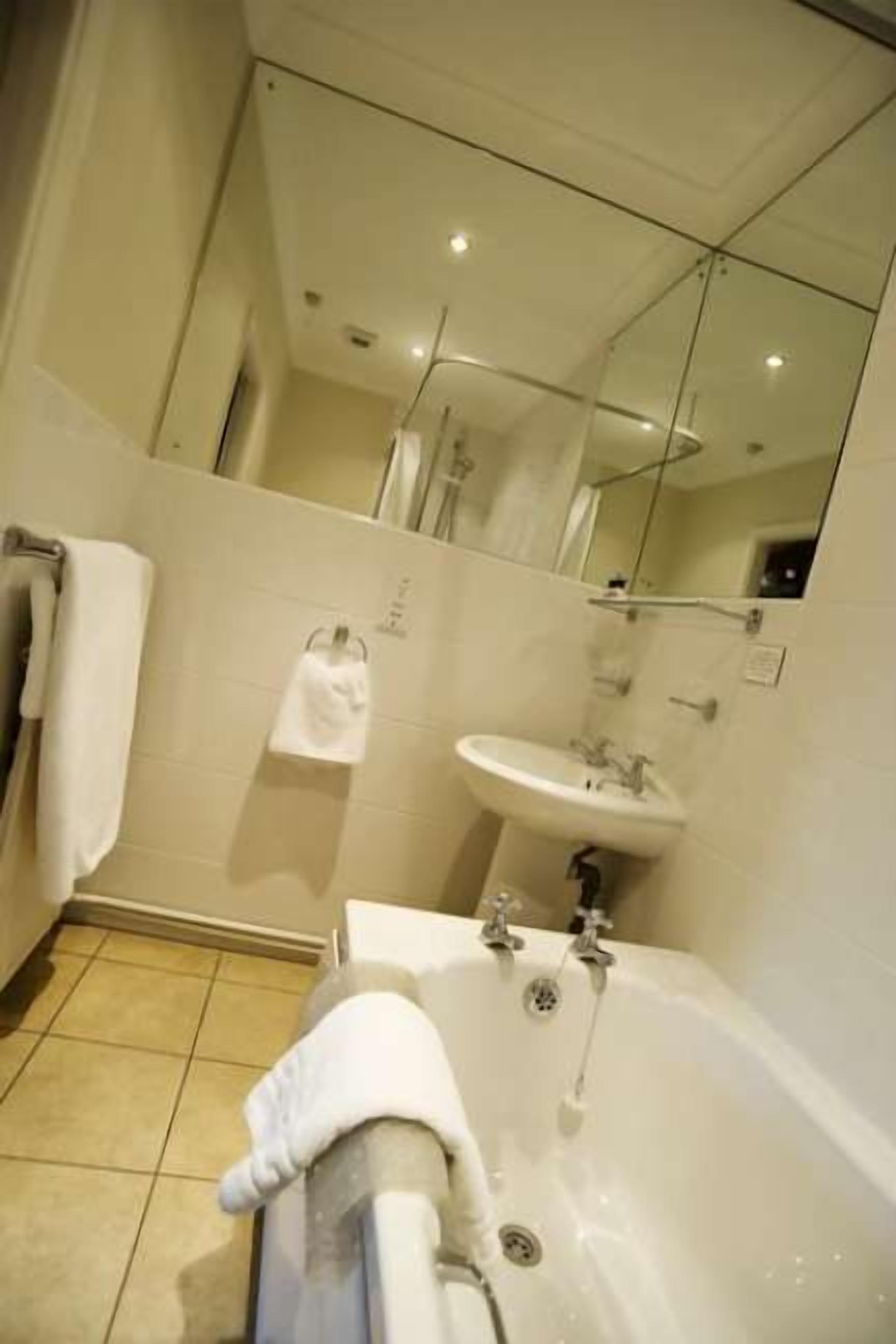 comfort double room | bathroom | combined shower/bathtub, free toiletries, hair dryer, towels