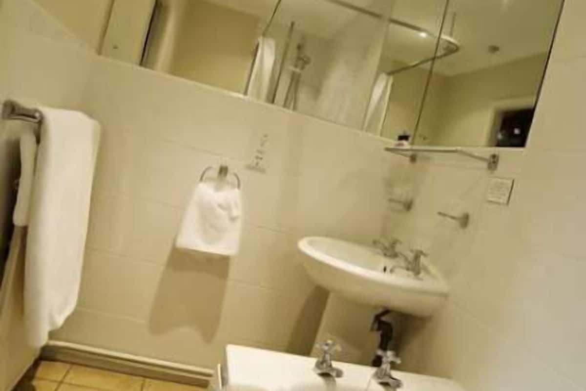 comfort double room | bathroom | combined shower/bathtub, free toiletries, hair dryer, towels