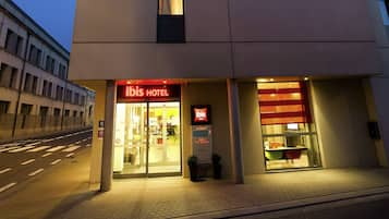 Voorkant accommodatie - avond/nacht