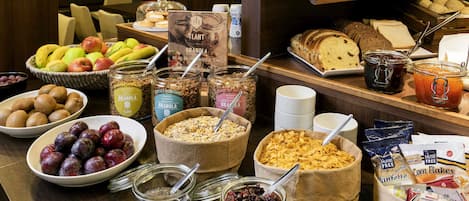 Desayuno buffet diario (EUR 16.00 por persona)