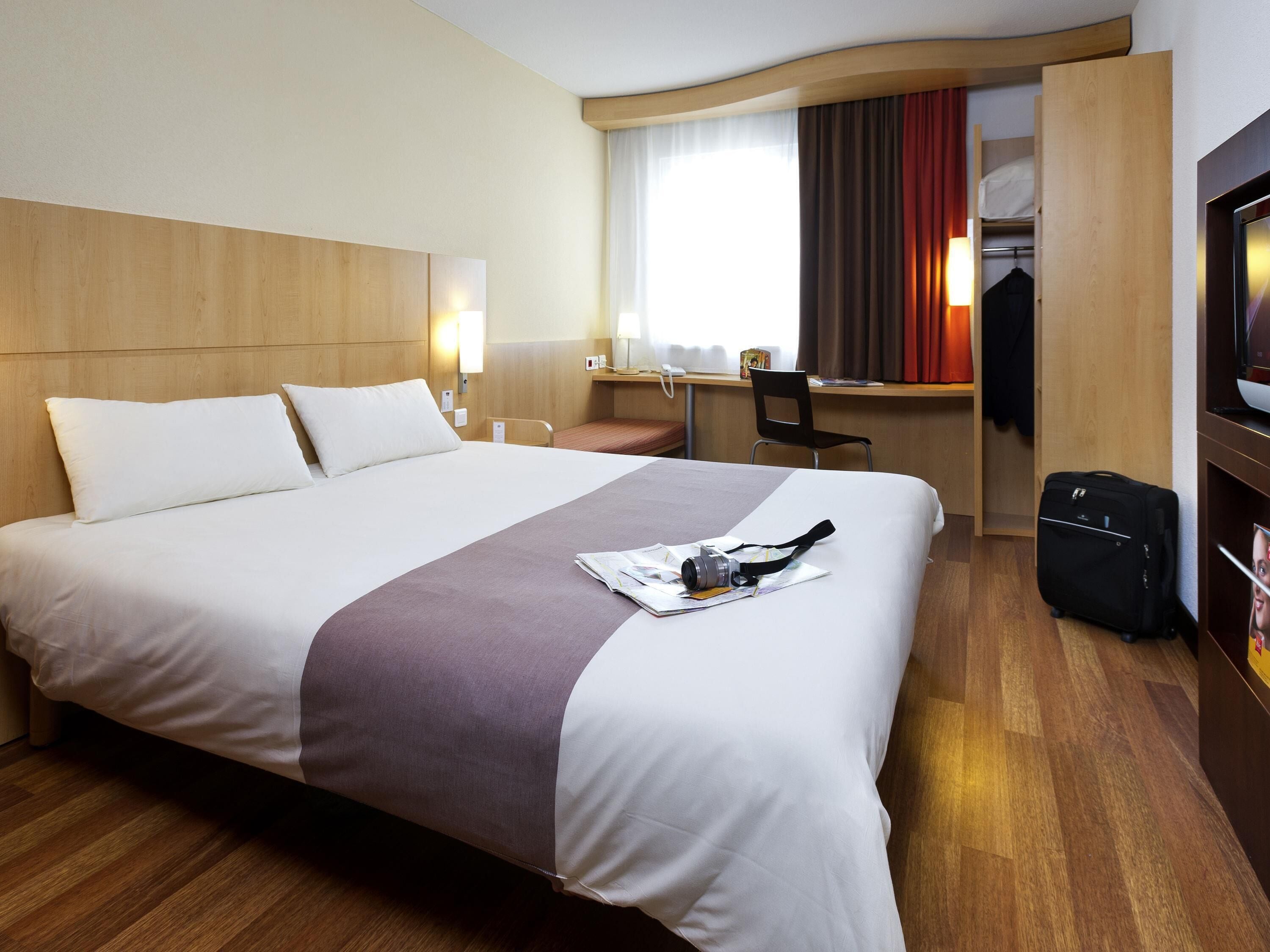 ห้องพัก | โต๊ะทำงาน, ผ้าม่านกันแสง, ห้องเก็บเสียง, เตารีด/โต๊ะรีดผ้า